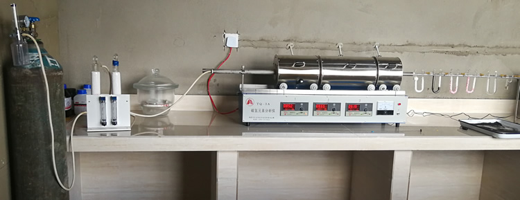 碳氫元素分析儀現場(chǎng)照片